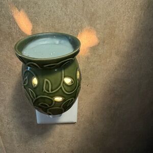 Scentsy Green Wax Warmer works great see photos. No nicks or problems.